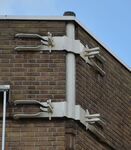 Vlaggenstokhouder van smeedijzer boven de hoofdingang.
              <br/>
              Richard Keijzer, 2015-08-28